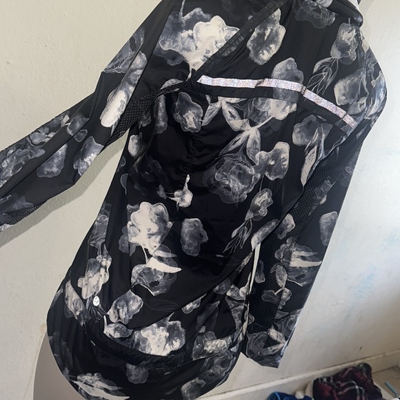 Lululemon windbreaker - Picture 4 of 5